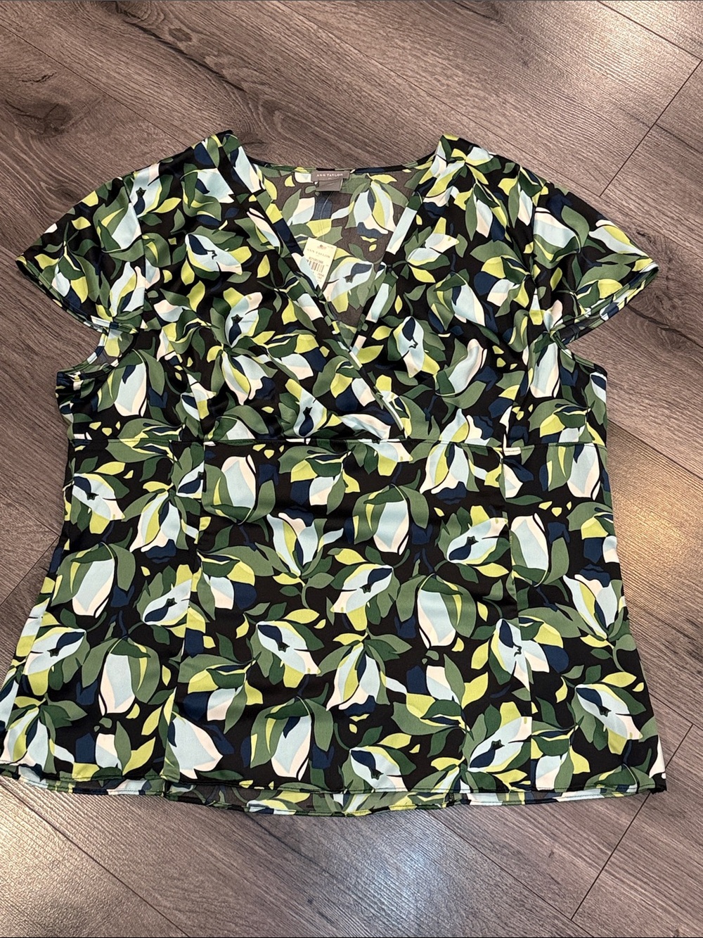 🧨Ann Taylor Green and Black Leaf-Print Botanical Wrap Blouse Career Casual